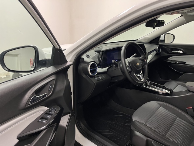 2025 Chevrolet Trax LT photo 13