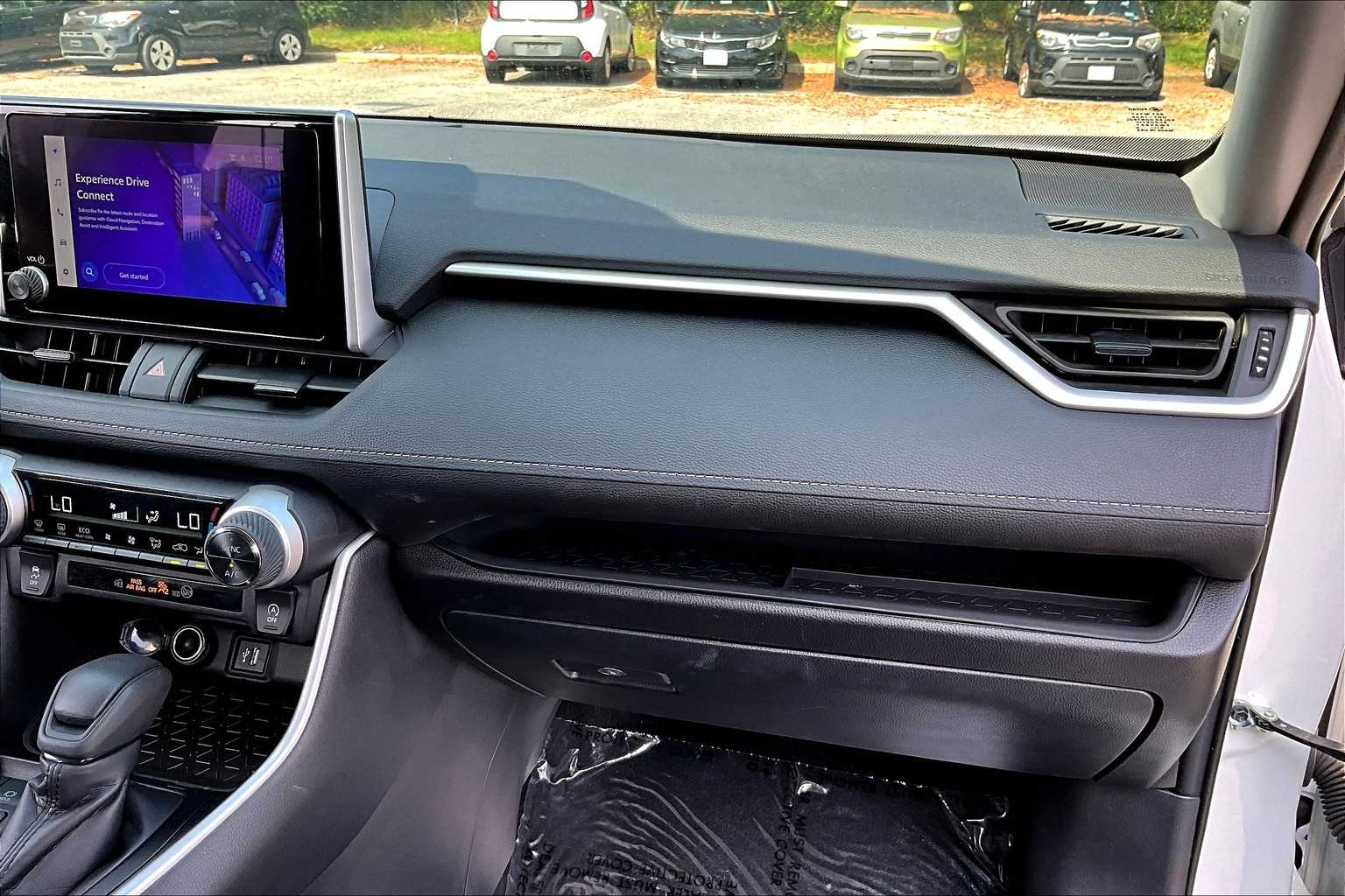 2025 Toyota RAV4 XLE photo 17