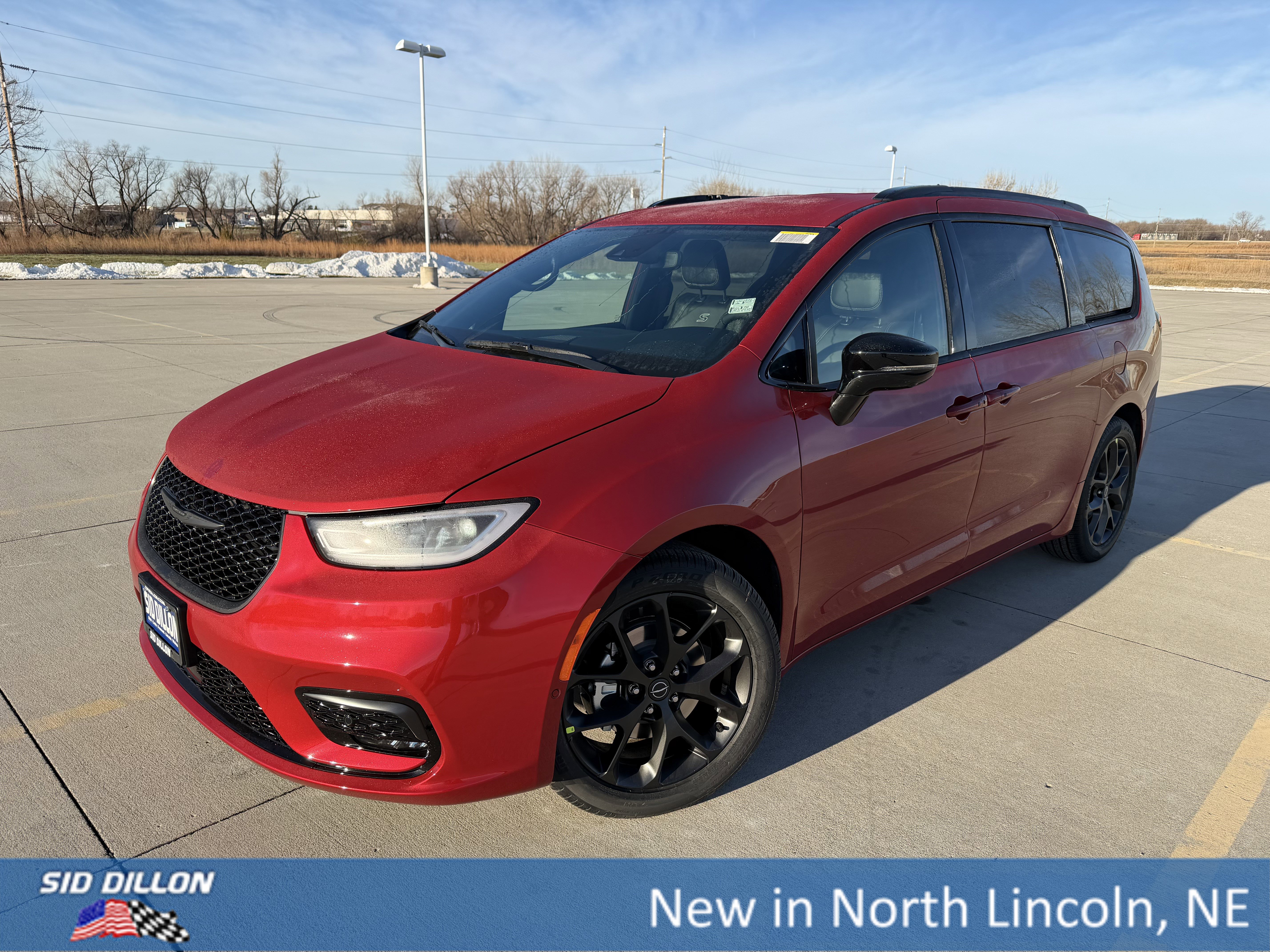 2026 Chrysler Pacifica Select's photo