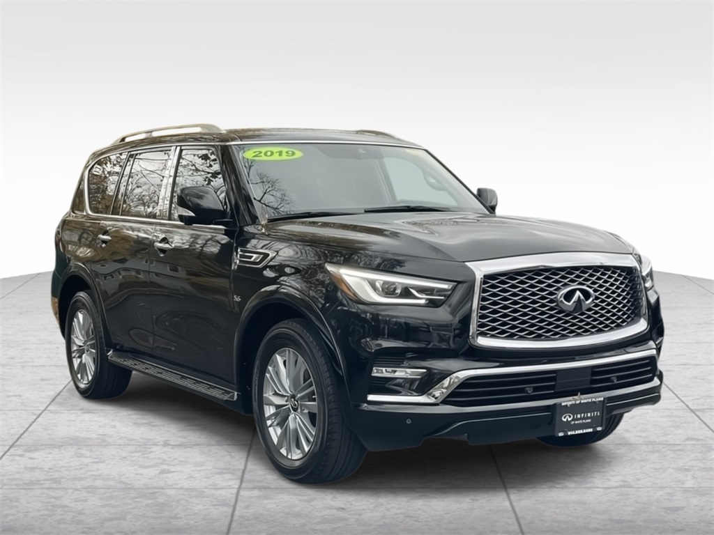 2019 Infiniti QX80 Luxe photo 2