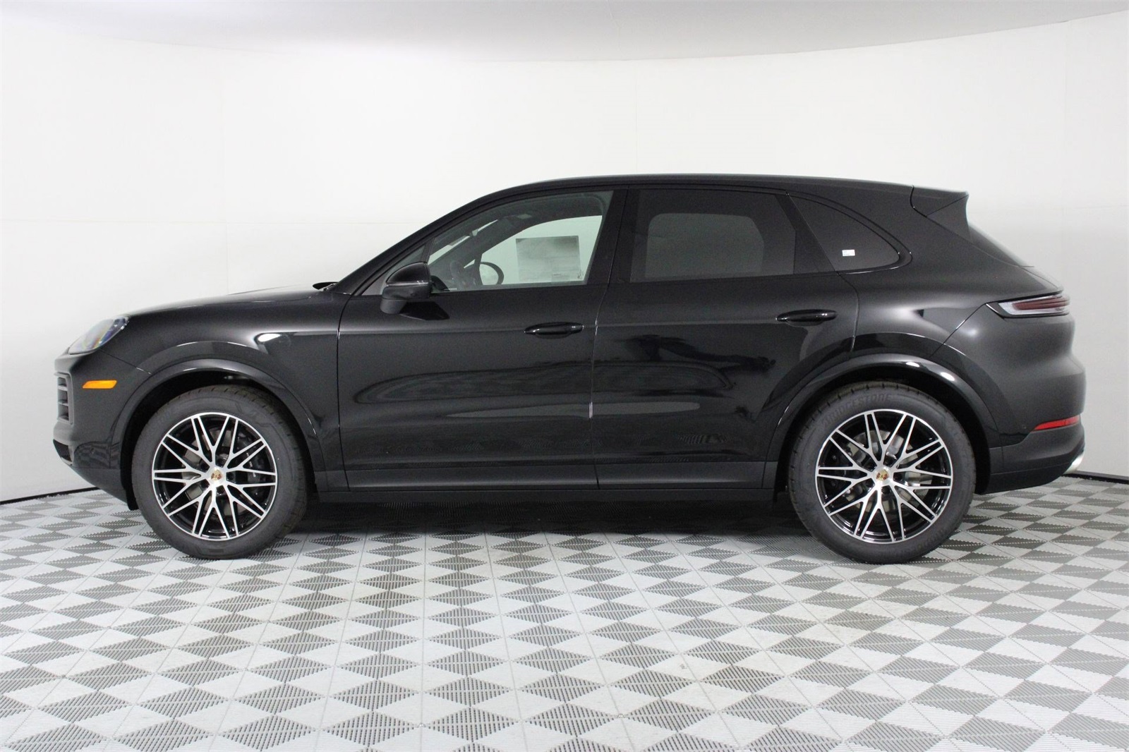 2025 Porsche Cayenne photo 2