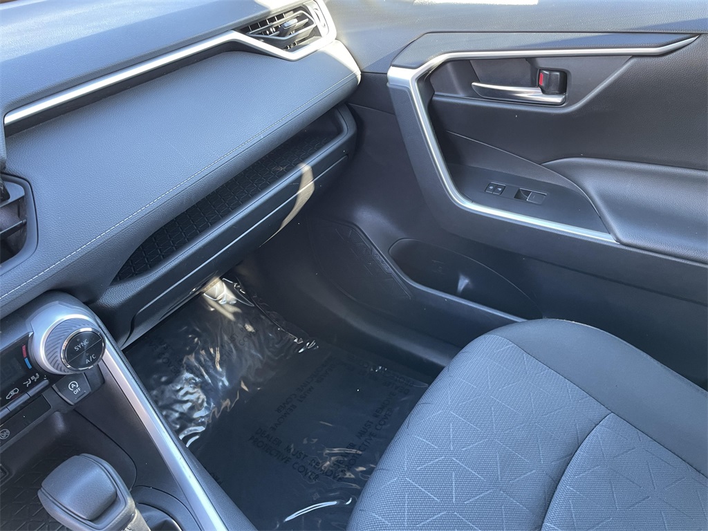 2022 Toyota RAV4 XLE photo 21