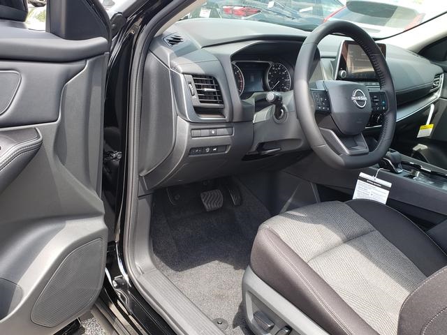 2025 Nissan Rogue SV photo 9