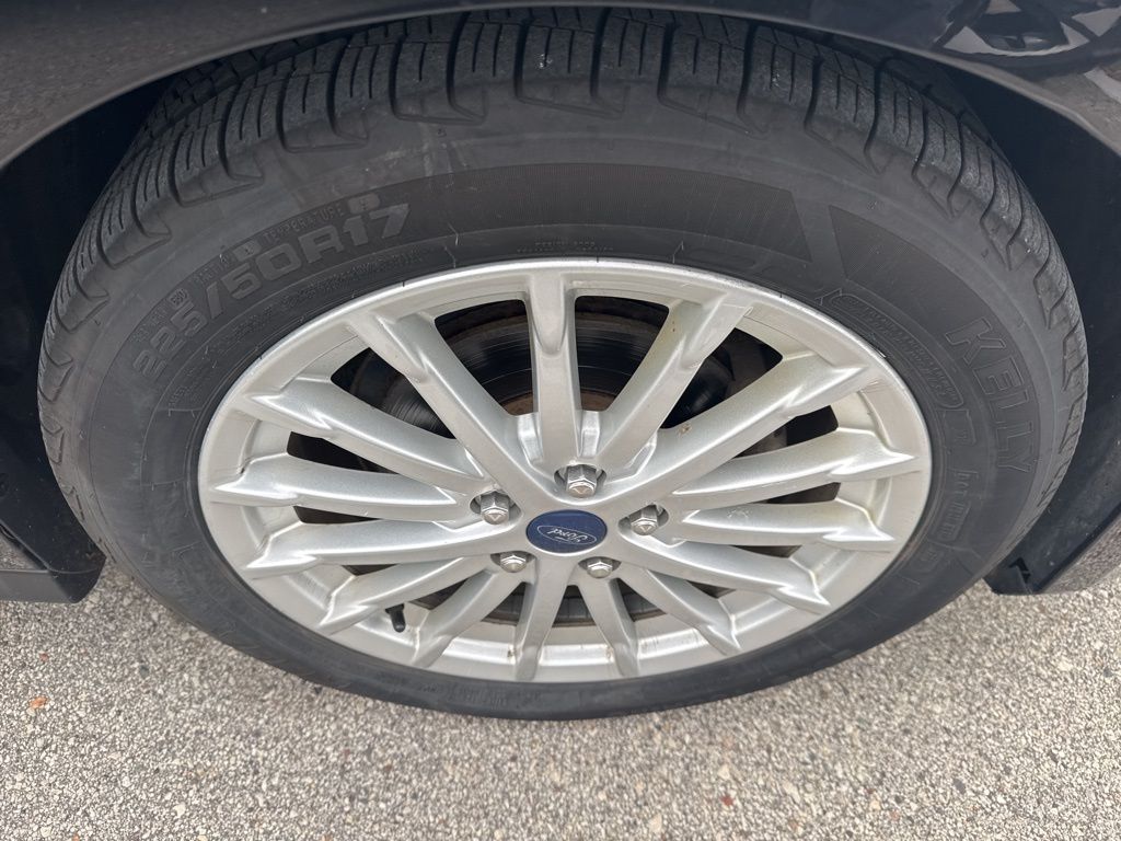 2013 Ford C-Max Hybrid SE photo 2
