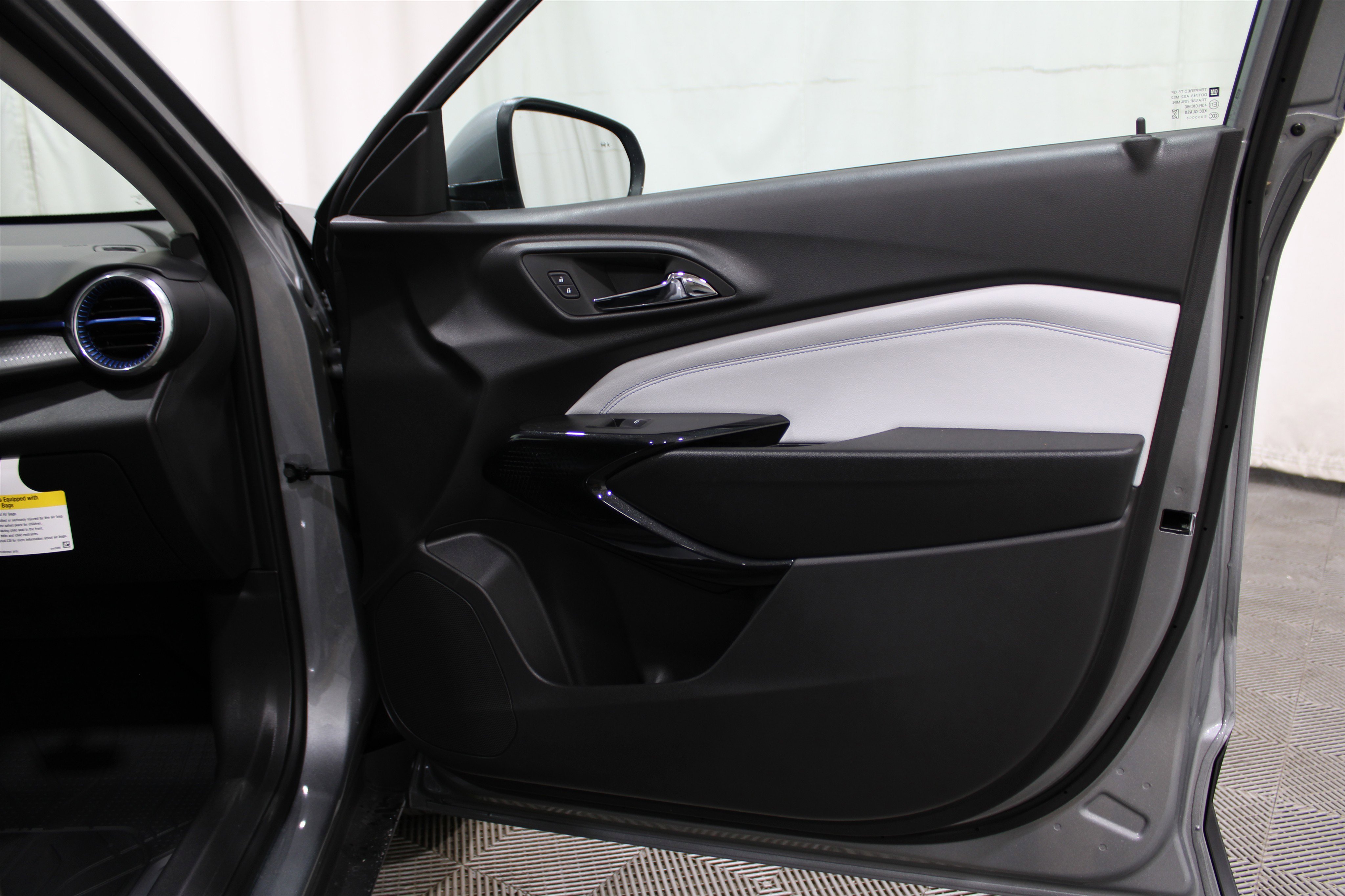 2025 Chevrolet Trax LT photo 22