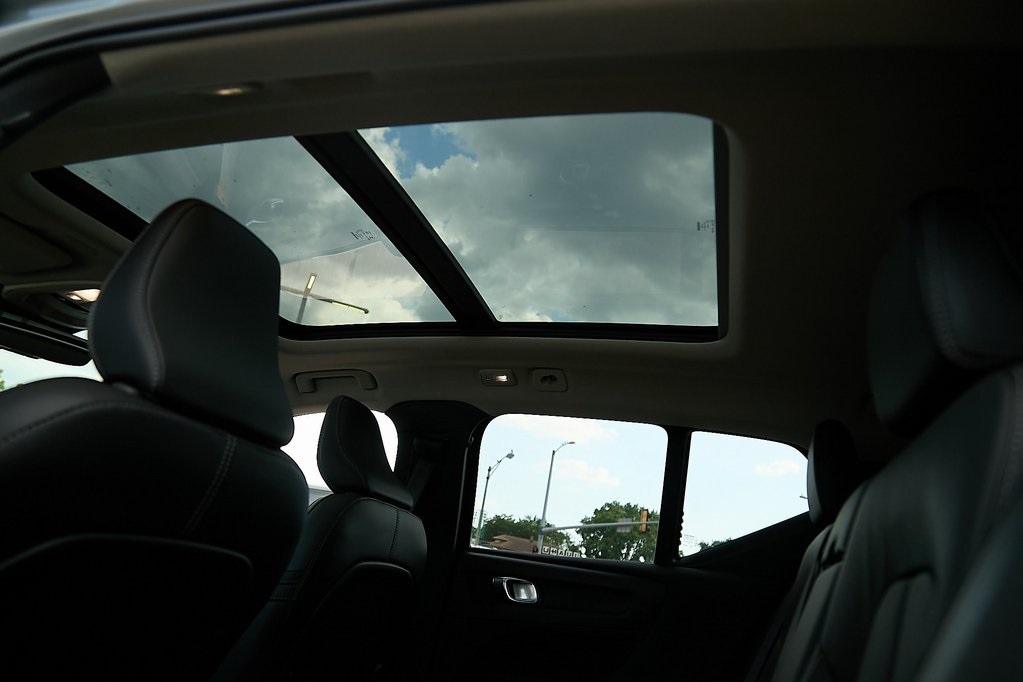 2025 VOLVO XC40 - Image 20