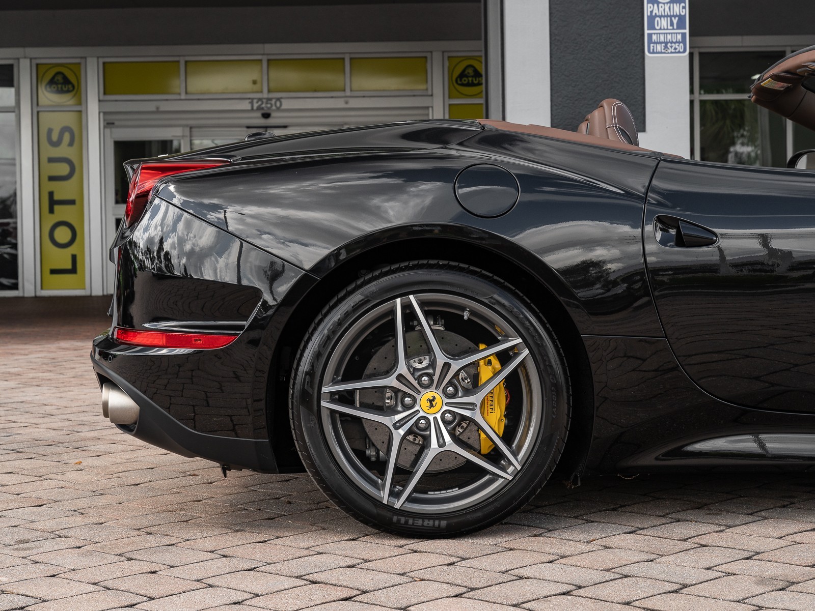 2015 Ferrari California T photo 22