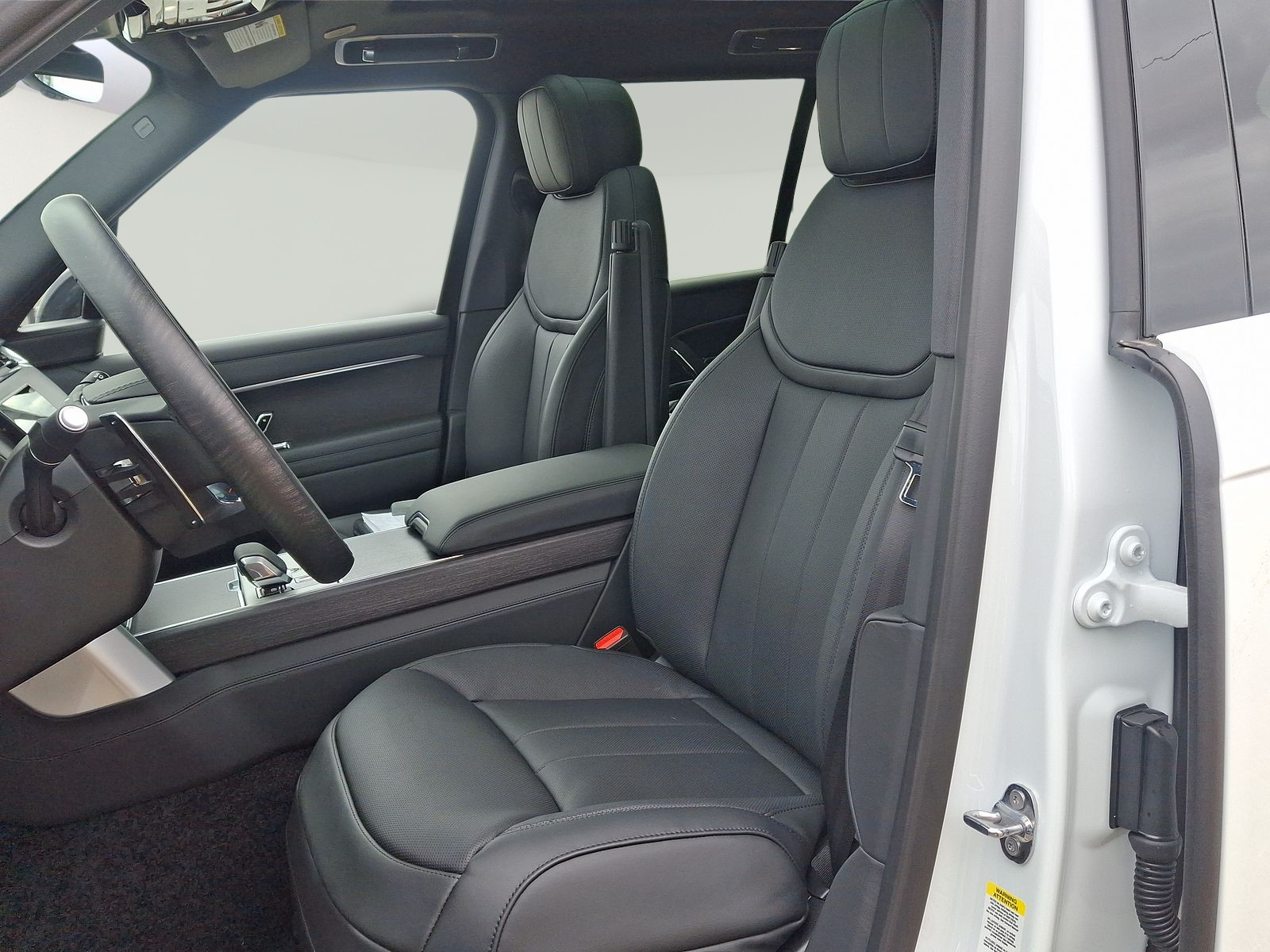 2025 Land Rover Range Rover SE photo 3