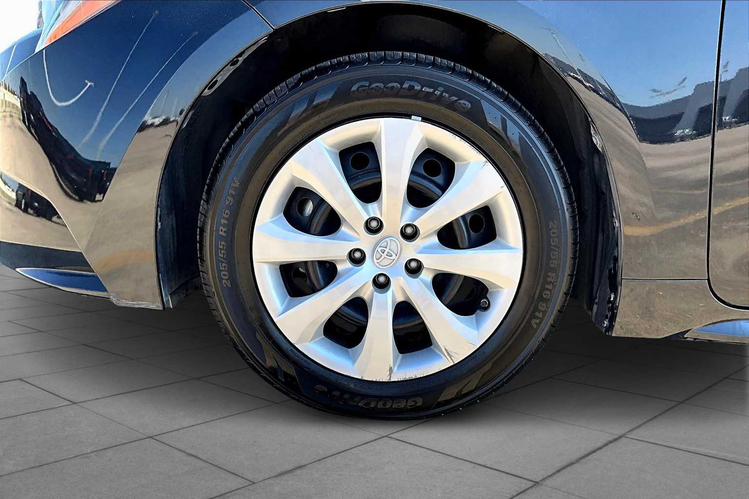 2022 Toyota Corolla LE photo 9