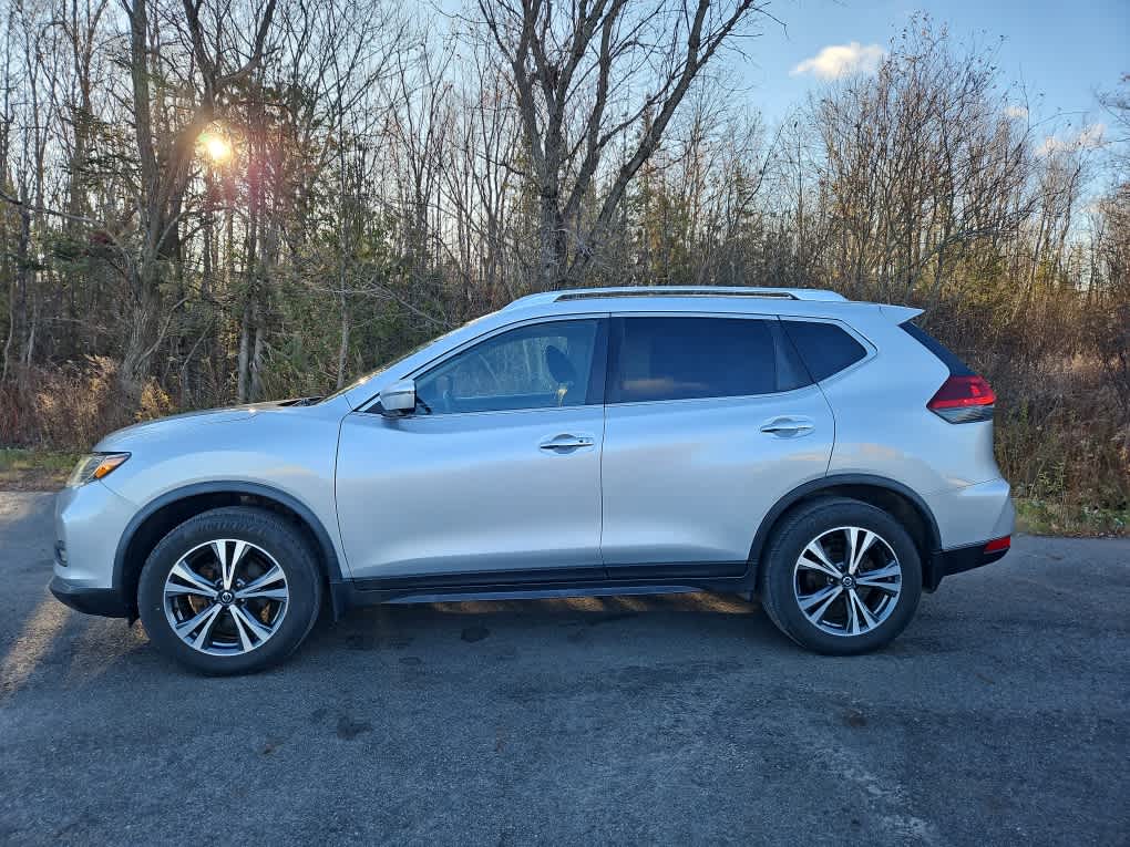 2019 Nissan Rogue SV photo 2