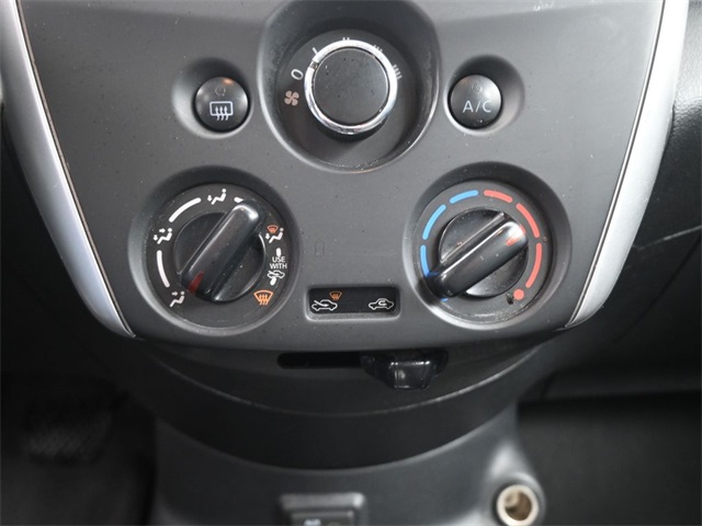 2019 Nissan Versa 1.6 SV photo 4