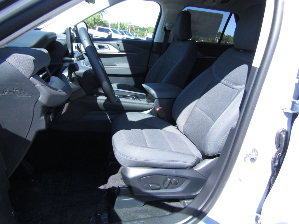 2025 Ford Explorer photo 7