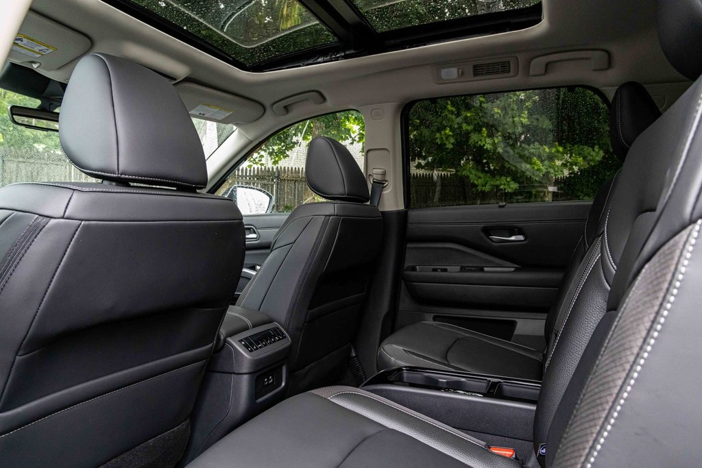 2025 Nissan Pathfinder SL photo 17