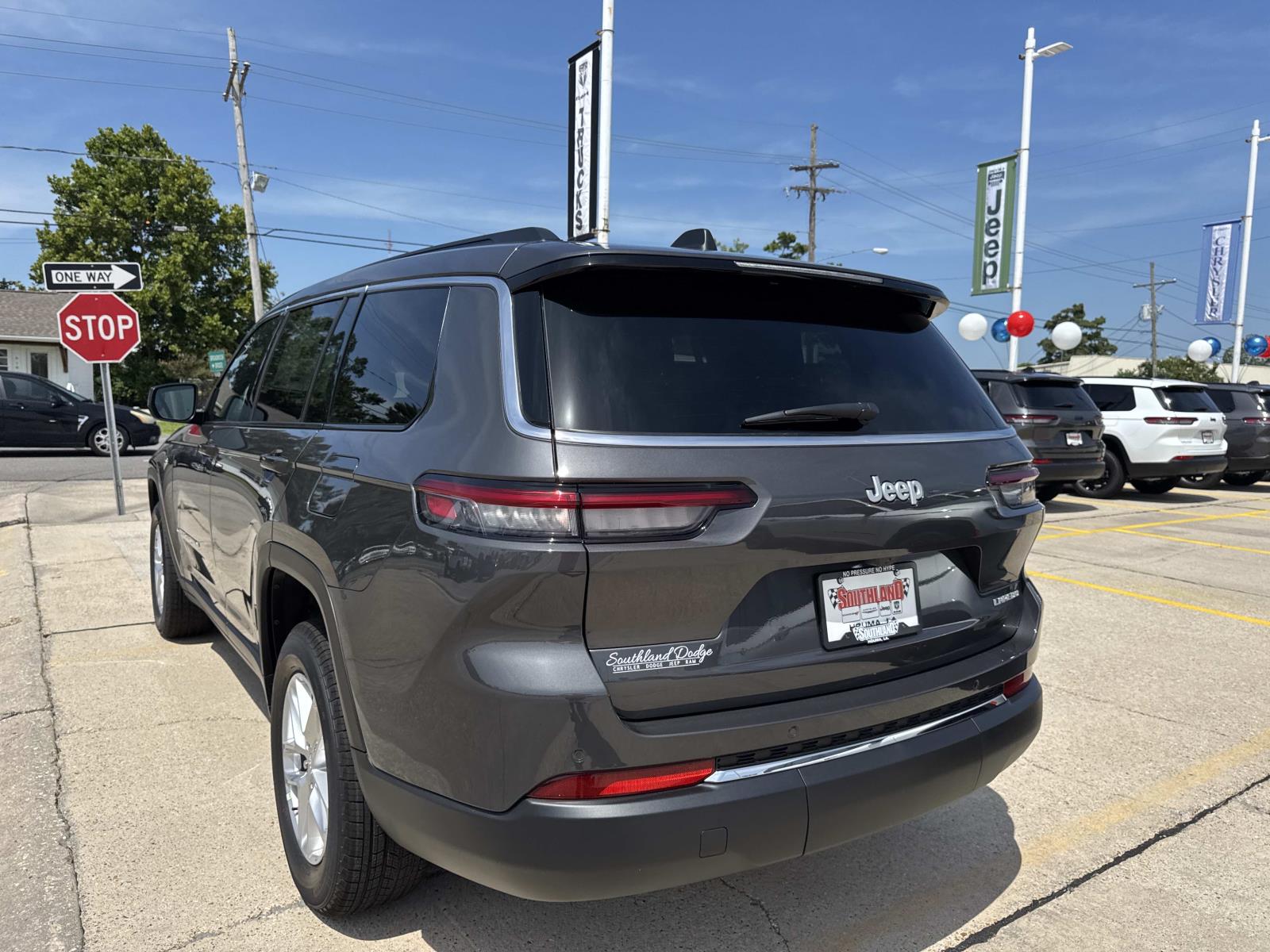 2025 Jeep Grand Cherokee Laredo X photo 3