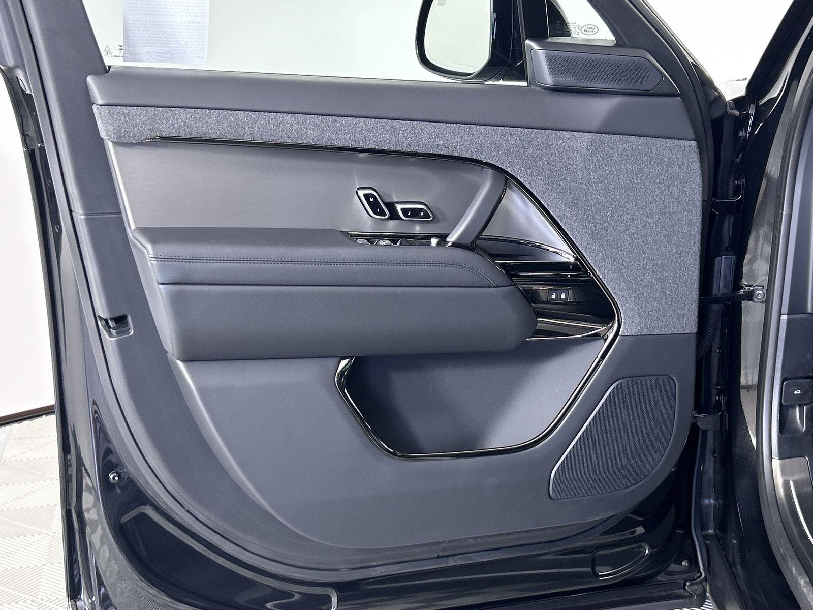 2025 Land Rover Range Rover Sport SE photo 17