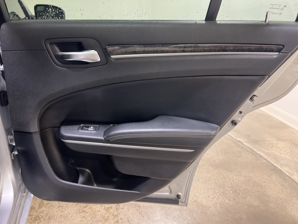 2020 Chrysler 300 Limited photo 25