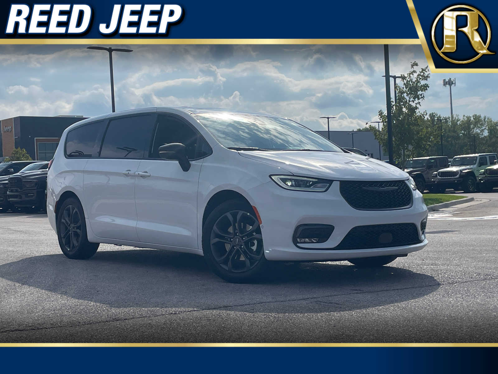 2026 Chrysler Pacifica Select's photo