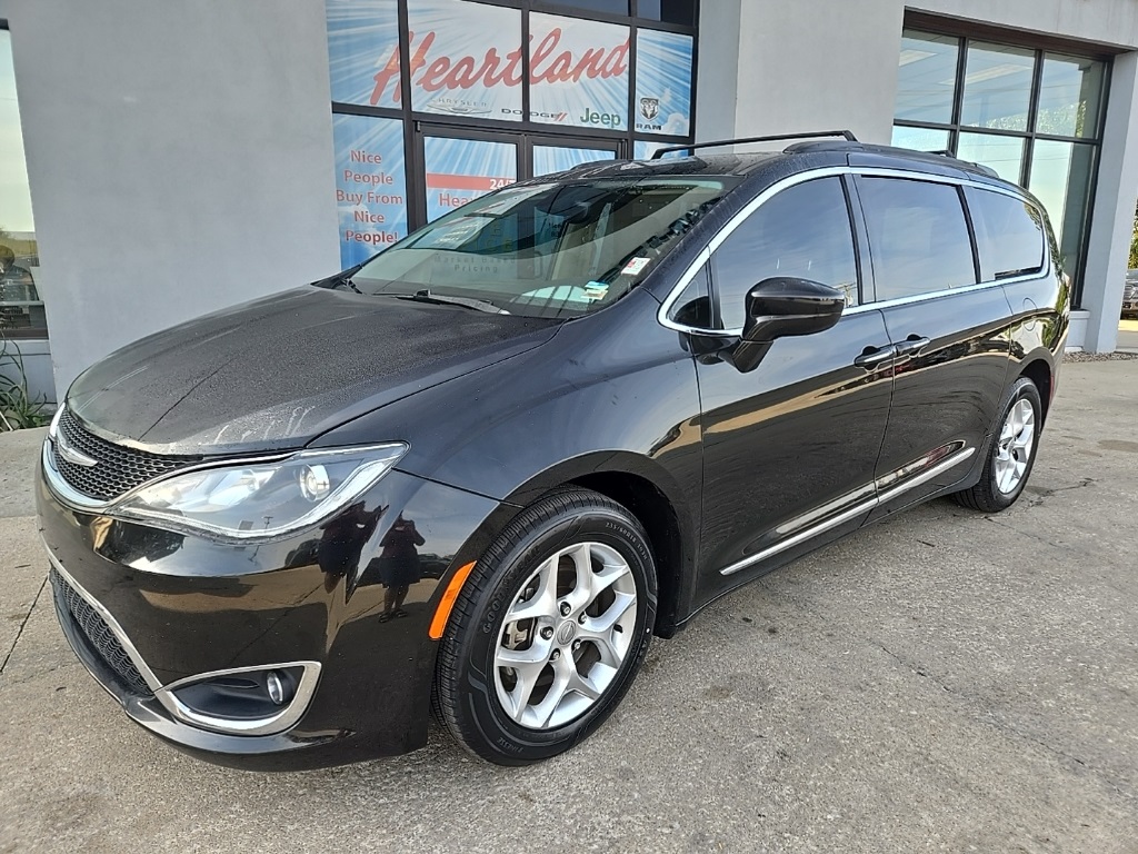 Used 2017 Chrysler Pacifica Touring-L with VIN 2C4RC1BG4HR816113 for sale in Kansas City