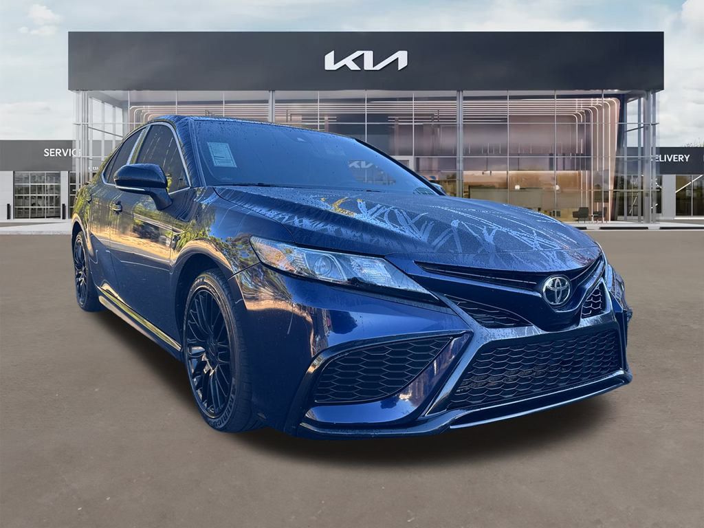 2022 Toyota Camry SE's photo
