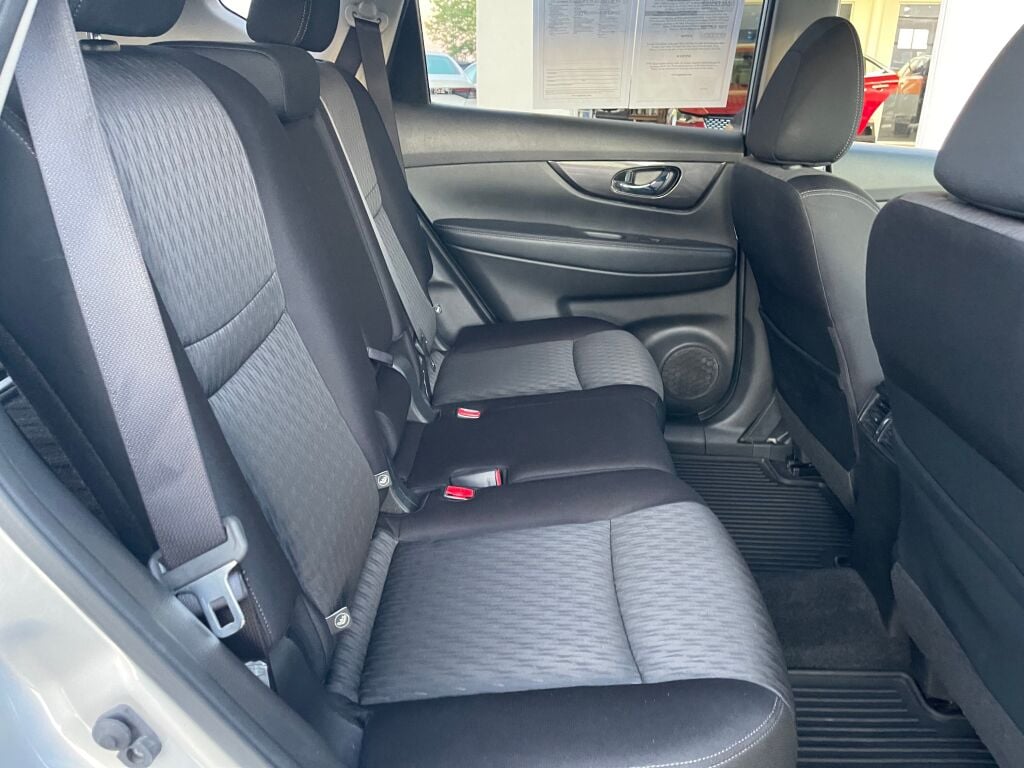 2019 Nissan Rogue SV photo 21