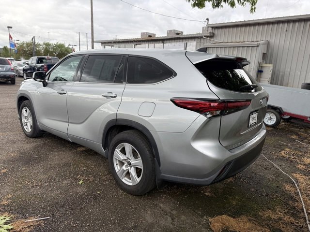 2022 Toyota Highlander LE photo 5