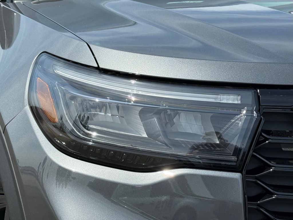 2025 Ford Explorer ST-Line photo 2