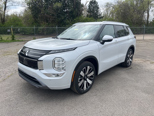 2025 Mitsubishi Outlander SEL photo 3