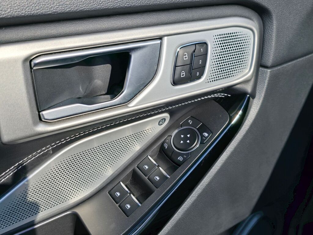 2023 Ford Explorer ST photo 22