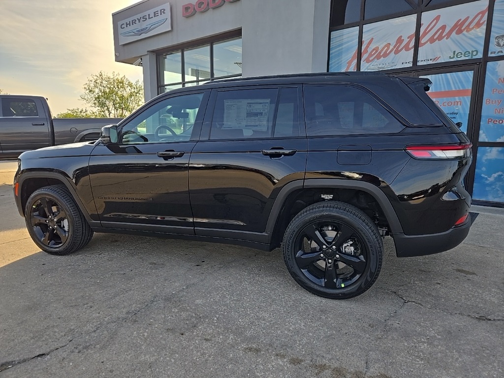 2025 Jeep Grand Cherokee Limited photo 2