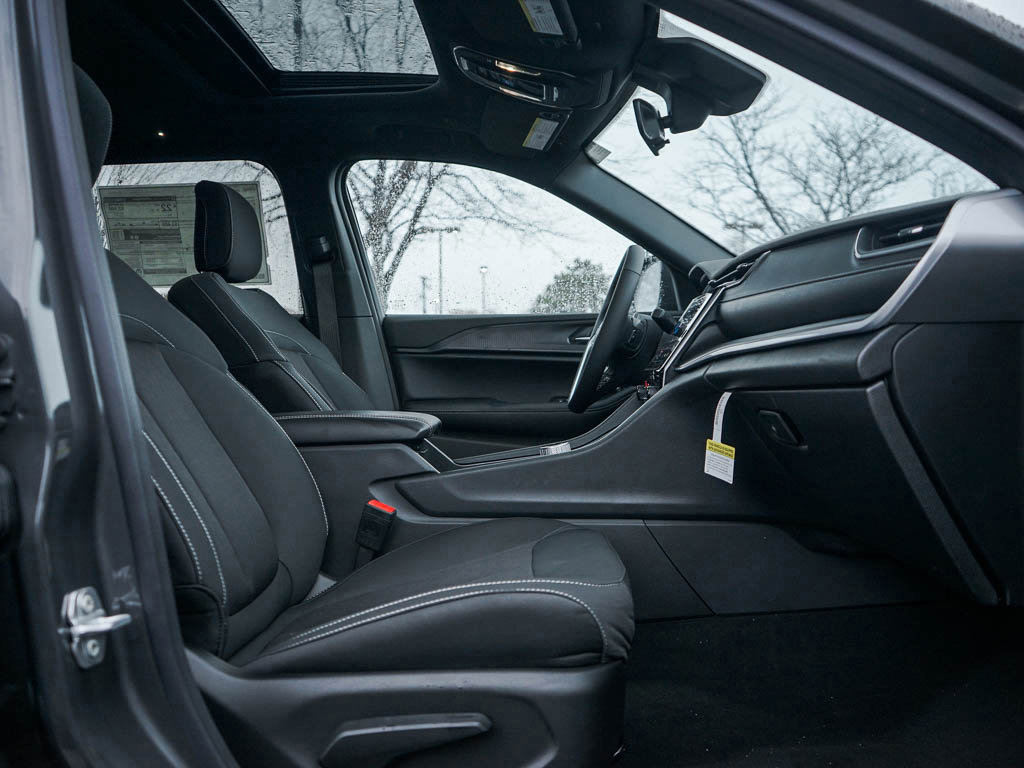 2025 Jeep Grand Cherokee Laredo X photo 10