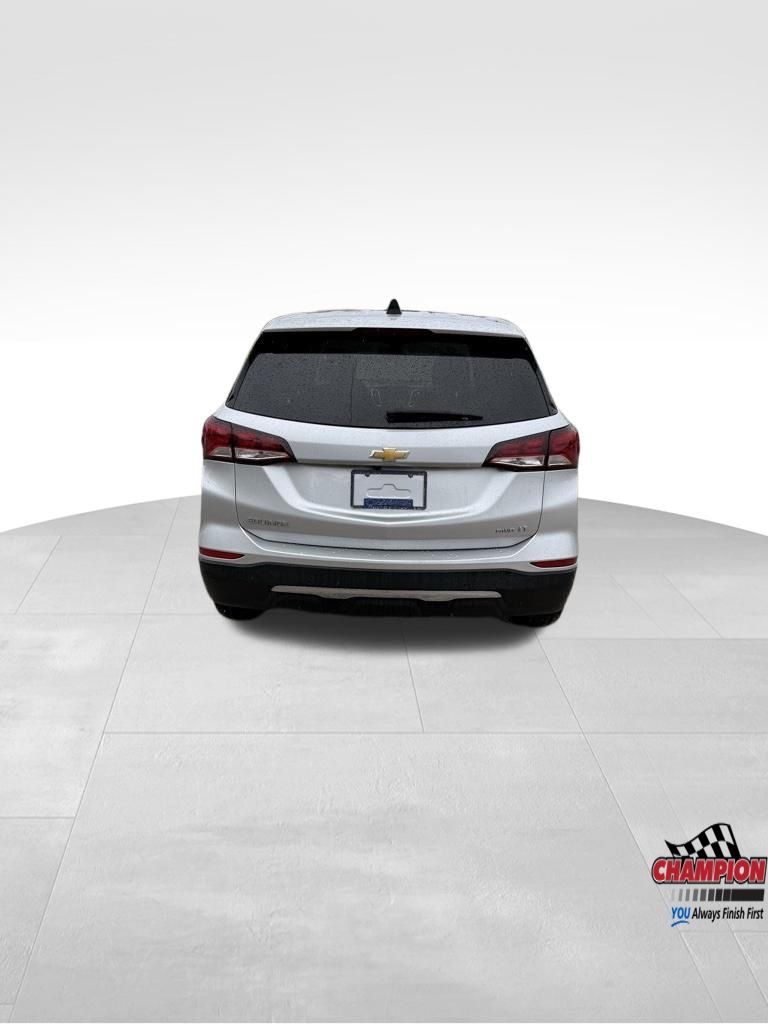 2022 Chevrolet Equinox LT photo 2