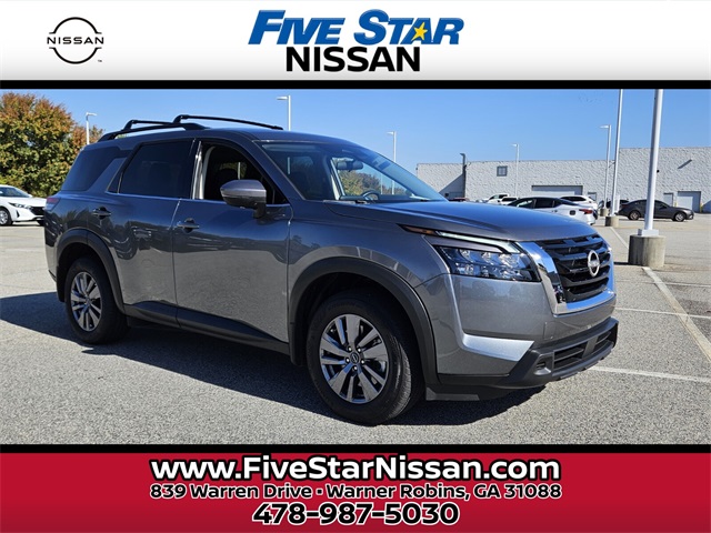 2025 Nissan Pathfinder SV's photo