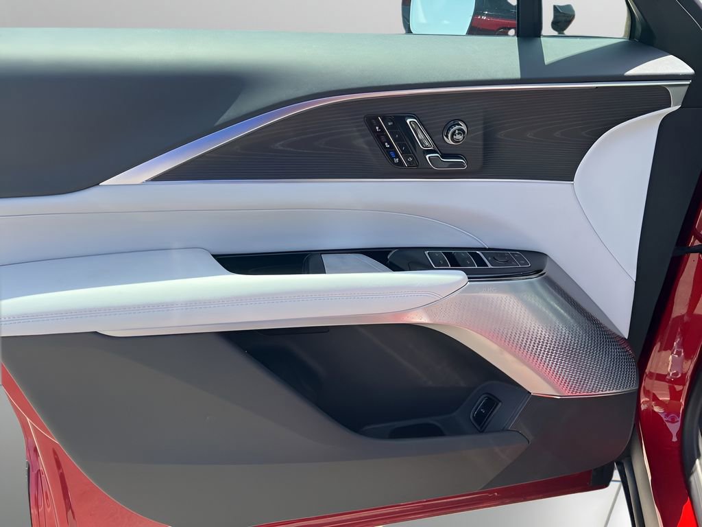 2025 Cadillac Lyriq Luxury photo 25