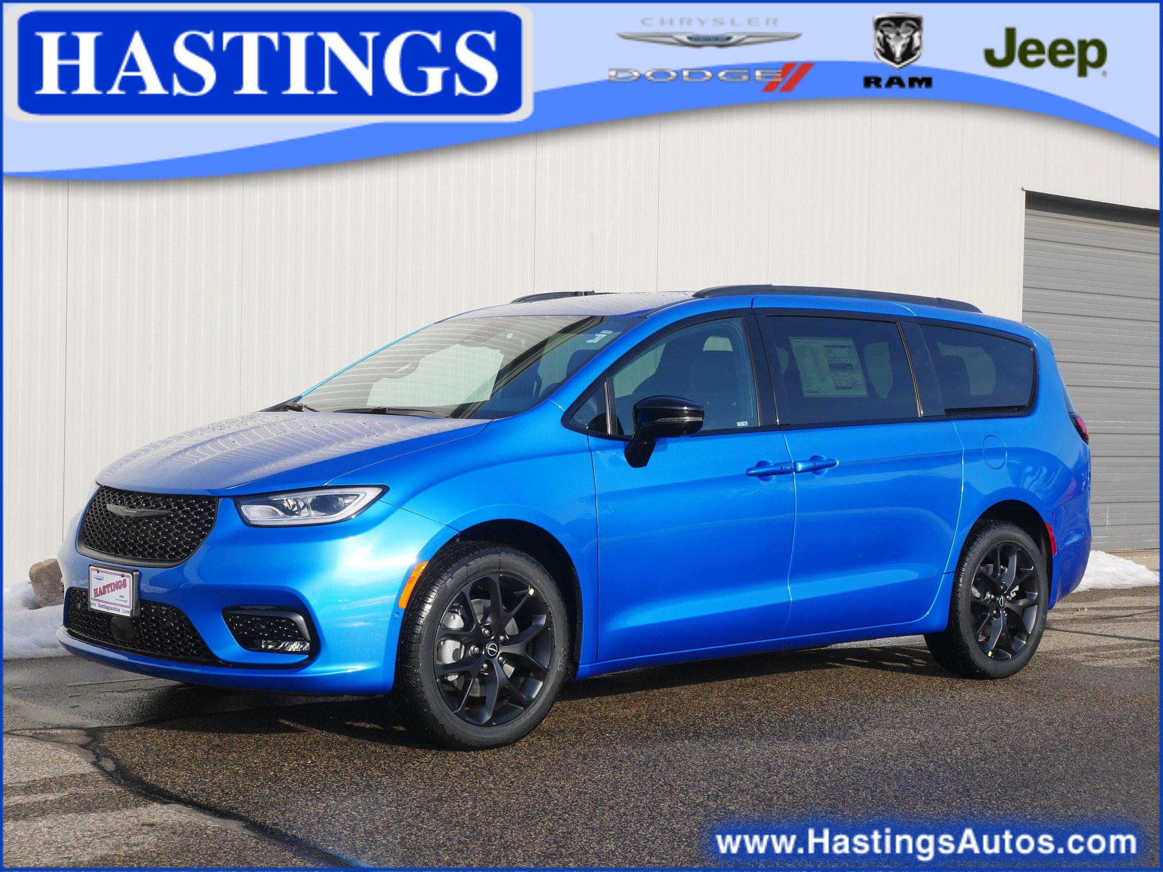 2026 Chrysler Pacifica Select's photo