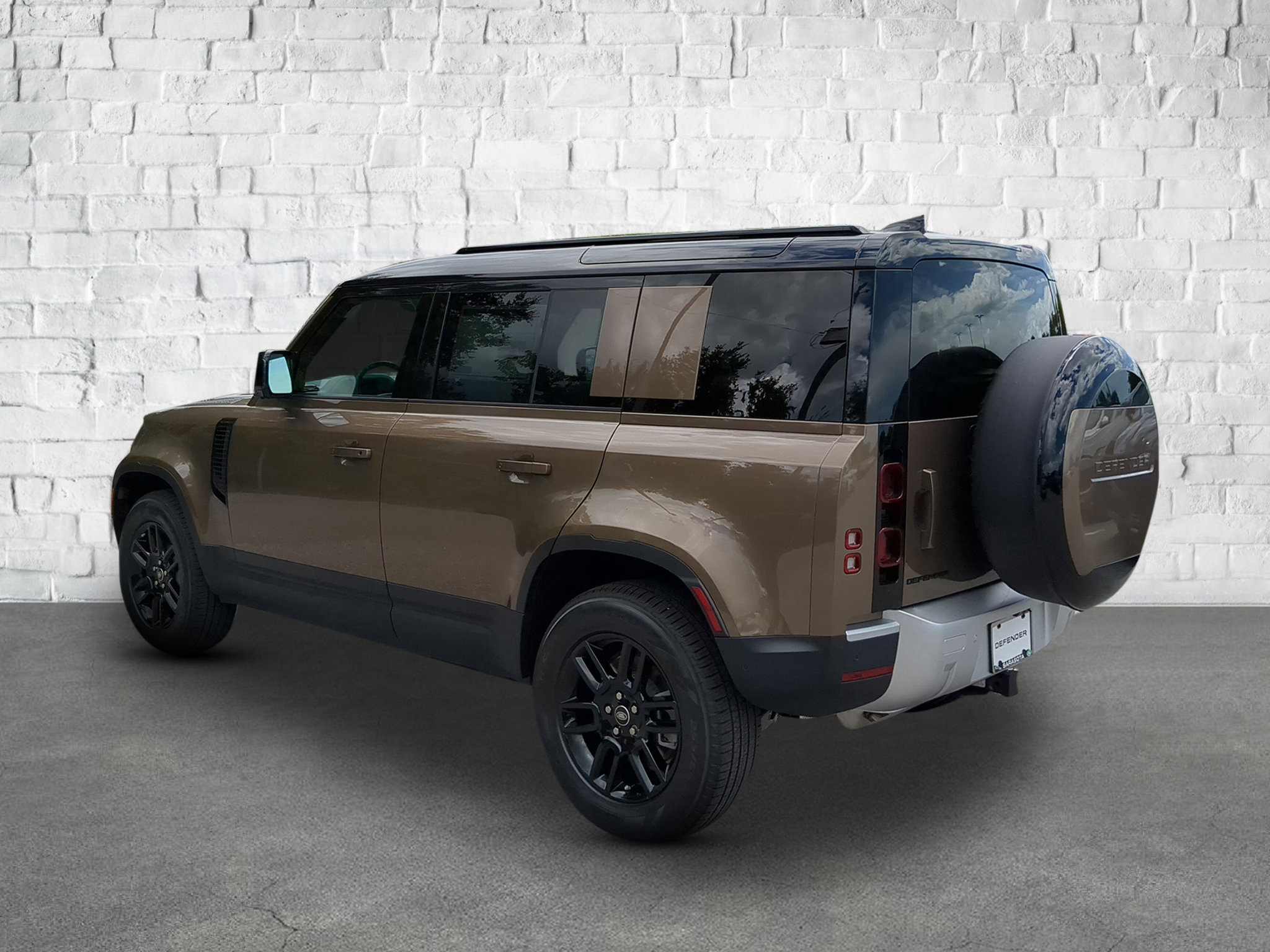 2025 Land Rover Defender 110 S photo 4