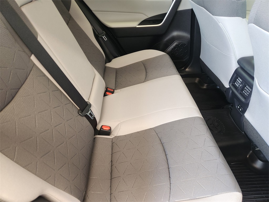 2021 Toyota RAV4 Hybrid XLE photo 24