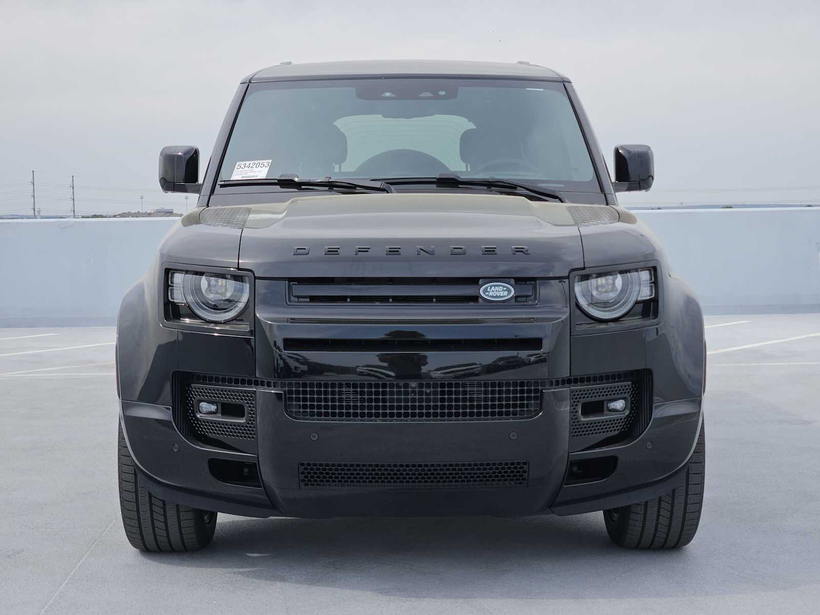2025 Land Rover Defender 130 V8 photo 2