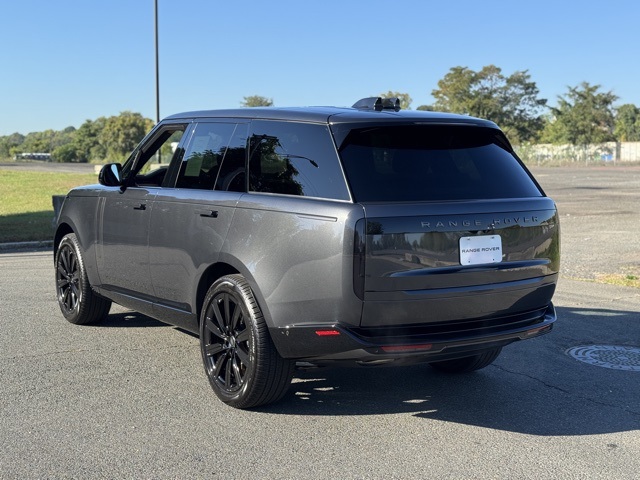 2025 Land Rover Range Rover SE photo 3