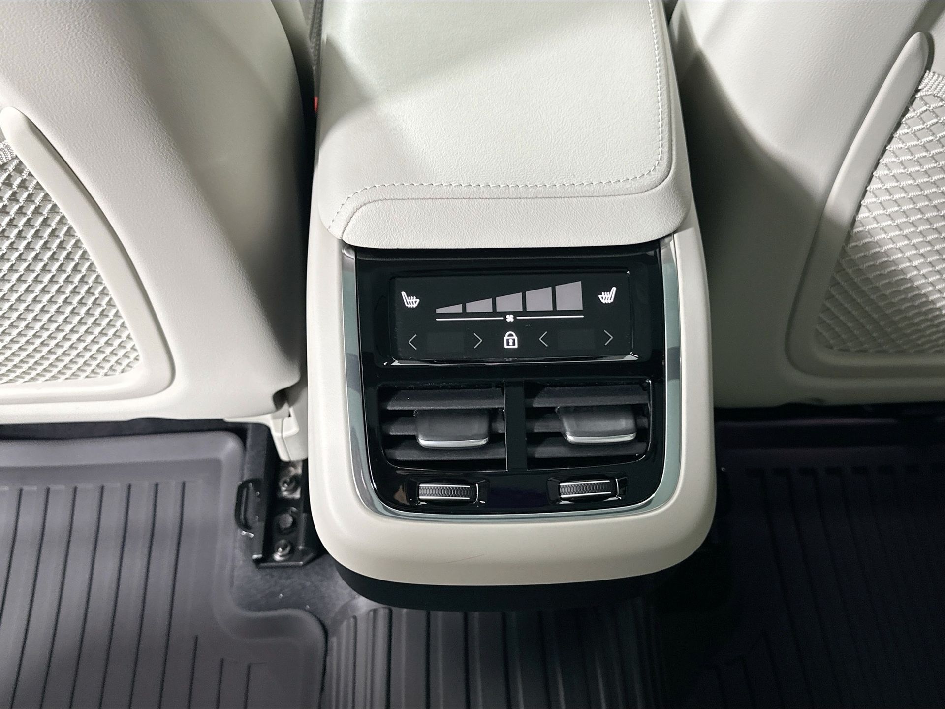 2026 Volvo XC60 B5 photo 27