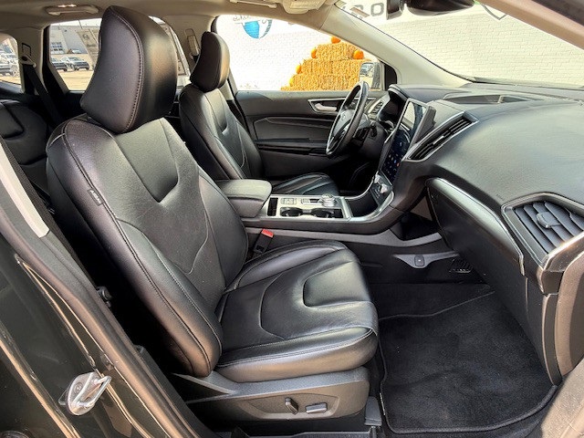 2022 Ford Edge Titanium photo 17