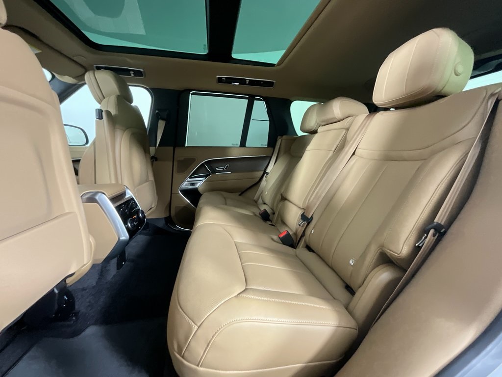 2025 Land Rover Range Rover SE photo 3