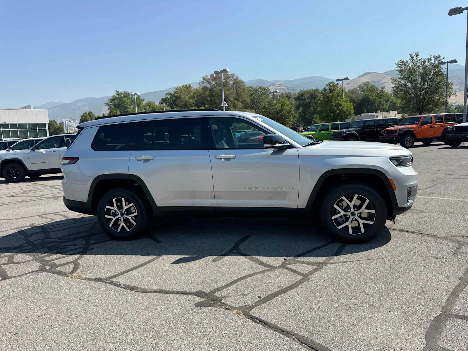 2025 Jeep Grand Cherokee Limited photo 4