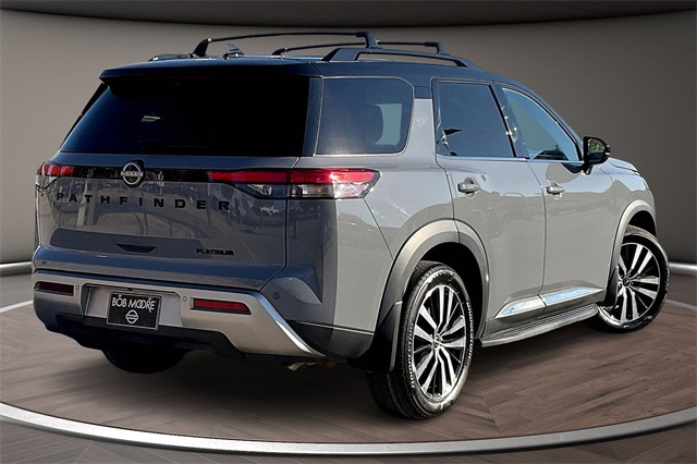2023 Nissan Pathfinder Platinum photo 2