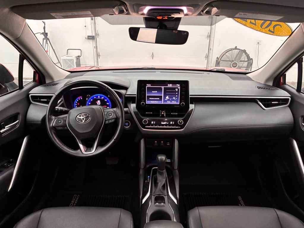 2022 Toyota Corolla Cross XLE photo 2