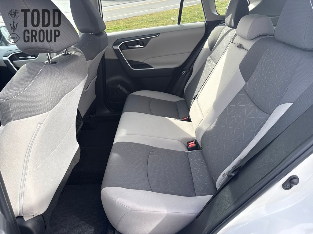 2023 Toyota RAV4 XLE photo 22