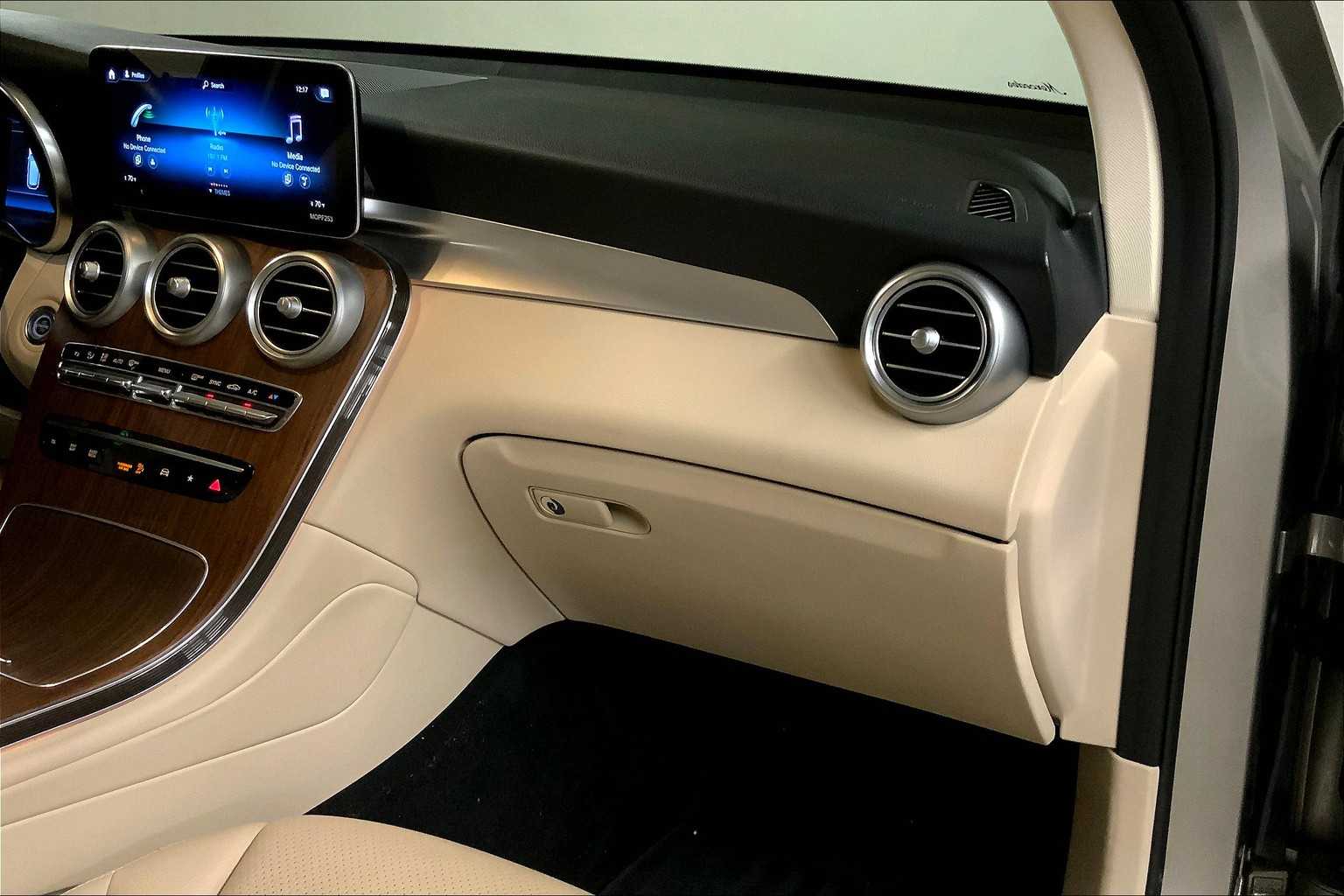 2022 Mercedes Benz GLC 300 photo 17
