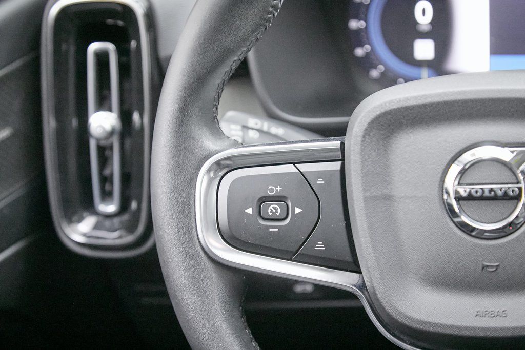 2023 VOLVO XC40 - Image 30