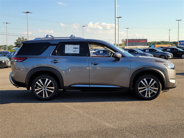 2025 Nissan Pathfinder Platinum photo 2