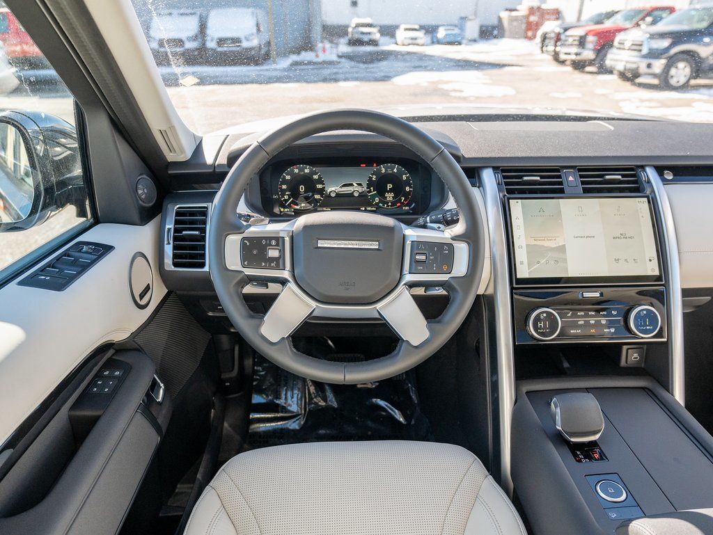 2025 Land Rover Discovery S photo 12