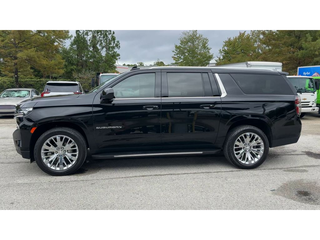 2021 Chevrolet Suburban LT photo 5